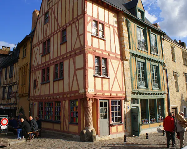 Le pilier rouge et les maisons à colombages du Vieux Mans.